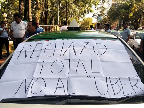 Taxistas se movilizan en CDE contra reglamentación de MUV y Uber