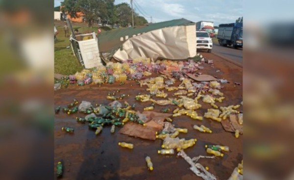 Gaseosas desparramadas tras vuelco de camión