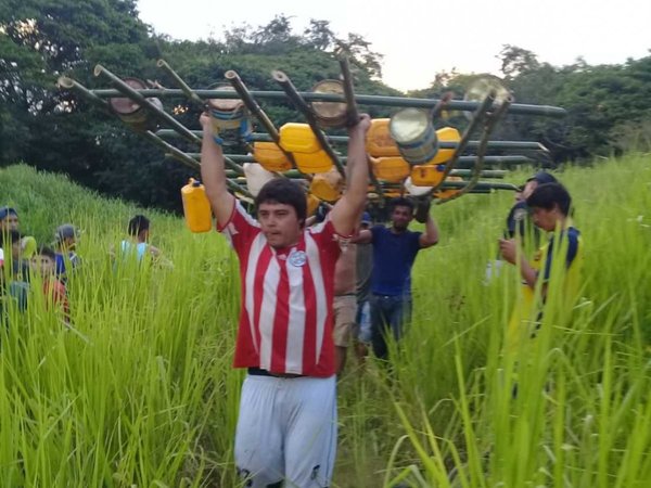 Hicieron una balsa de tacuara para rescatar el cuerpo de su amigo