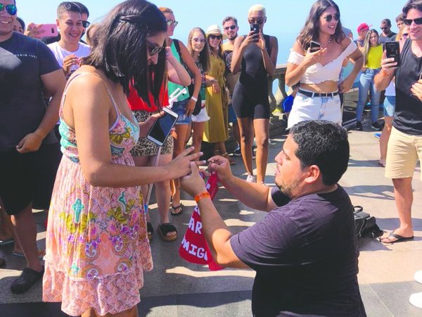 De rodillas, le pidió la mano frente al Cristo Redentor