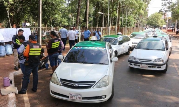 HOY / Taxistas vs Uber y MUV: en CDE rodean la Junta y ésta dilata definición del pleito