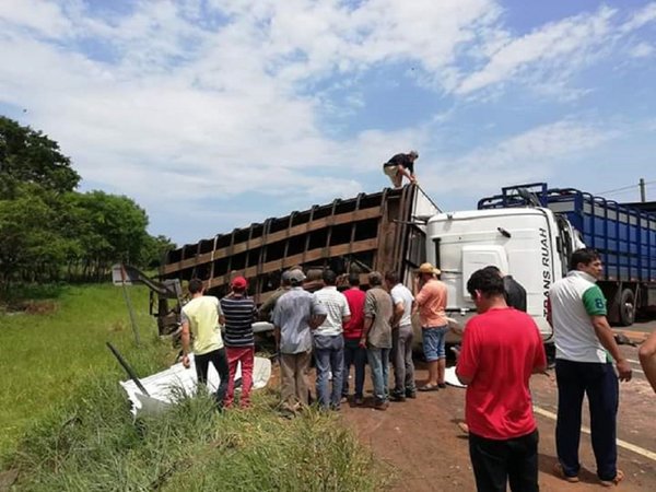 Violento choque entre camión y minibús deja varios fallecidos en San Pedro