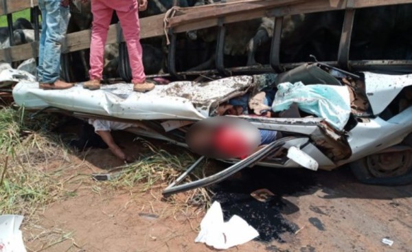 Trasganado vuelca sobre furgón y deja cuatro muertos