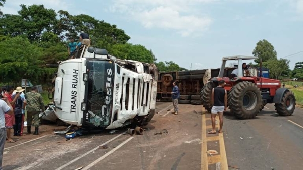 HOY / Camión vuelca sobre una  furgoneta: cuatro muertos y  chofer en estado de shock