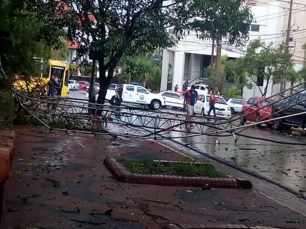 Temporal causa destrozos en Encarnación - Nacionales - ABC Color
