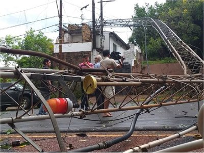 Fuerte temporal azota la ciudad de Encarnación y causa destrozos