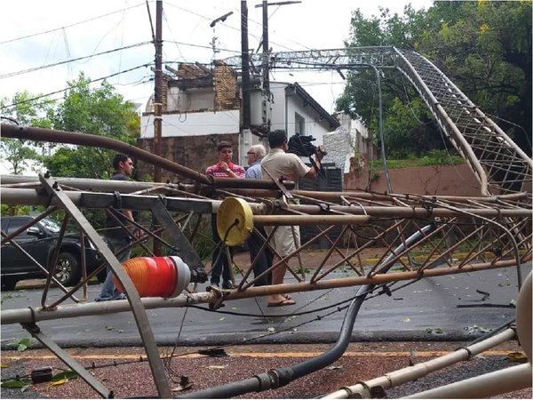 Fuerte temporal azota  la ciudad de Encarnación y causa destrozos