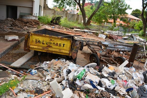 Basural en surtidor abandonado continúa a la vista de todos