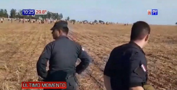 Batalla campal entre policías y campesinos | Noticias Paraguay