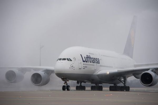 Grandes aerolíneas empiezan a cancelar sus vuelos a China por el coronavirus - Mundo - ABC Color