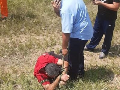 Pasajeros golpean y maniatan a sospechoso de manosear a joven