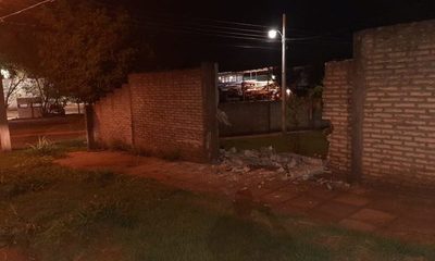 Automovilista se lleva por delante muralla del Tribunal Electoral