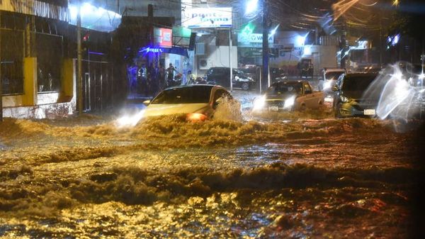 Derrumbes, rescatados de raudales, oscuridad y potentes vientos, el resumen del temporal - Nacionales - ABC Color