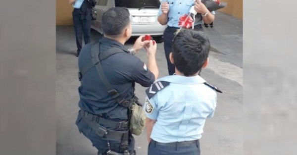 Con globos y rosas, poli pidió casorio a su novia