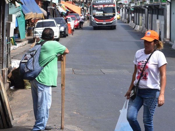 Hacinamiento por puestos de venta se extiende en aceras del Mercado 4