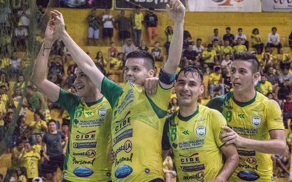 Franco y Minga Guazú en lo alto del selectivo