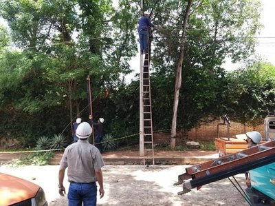 Cuadrillas de la ANDE trabajan para reponer servicio en varias zonas | .::Agencia IP::.
