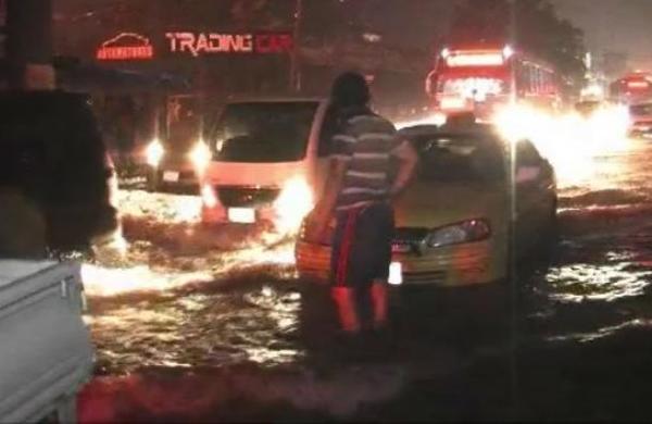 Caos en Calle Última por las intensas lluvias registradas en las últimas horas - SNT