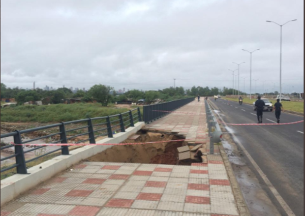 HOY / Se desmorona parte de puente en la Costanera norte