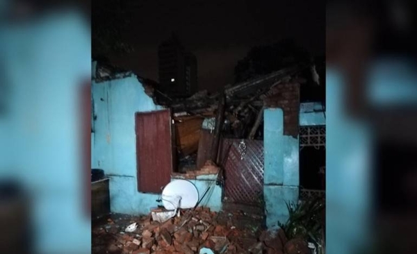 HOY / Lluvia intensa, suelo removido  y derrumbe: se desploma casa  y familia se salva de milagro