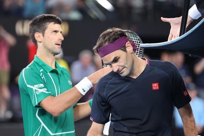Djokovic vence a un lesionado Federer y es finalista en Australia
