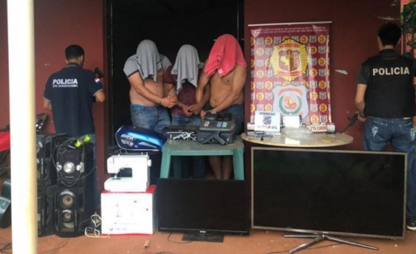 Tres detenidos en una vivienda allanada por tráfico de cocaína