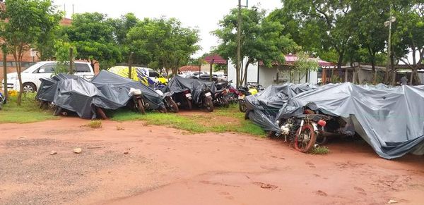 Luque: cubren chatarras con carpa, que también acumula agua para criaderos - Nacionales - ABC Color