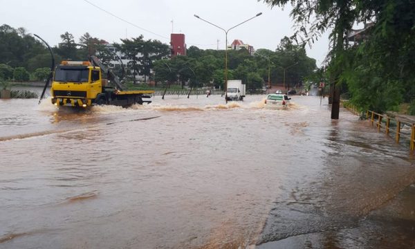 Lluvia inunda calles en CDE