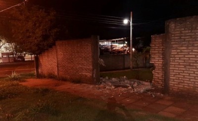 Atropelló muralla del TSJE y luego se dio a la fuga
