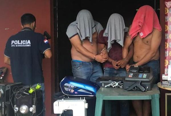 Tres presuntos microtraficantes detenidos durante allanamiento
