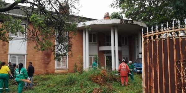 HOY / Intervienen mansión en estado de abandono: dueña no quiso que entren a limpiar