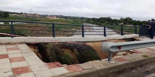 Se derrumba puente sobre arroyo Mburicao en la Costanera