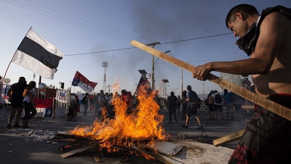 Tres meses de protestas en Chile: Otra noche de violencia; saqueos, incendios y un manifestante muerto - ADN Paraguayo