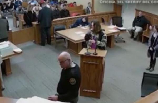 Fue arrestado por posesión de marihuana y durante el juicio encendió un porro en el estrado - SNT