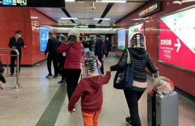 Chinos se están colocando botellas plásticas en la cabeza para prevenir el coronavirus - SNT