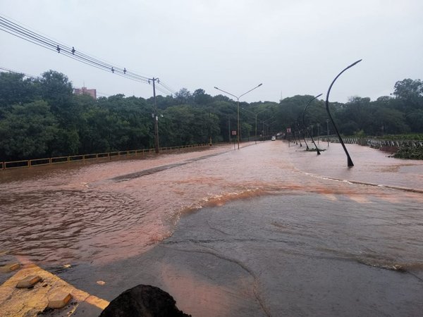 Lluvia provoca desborde de Lago de la República en Ciudad del Este