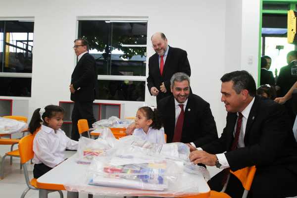 Ministerio de Educación culmina exitosa distribución de los kits escolares | .::Agencia IP::.