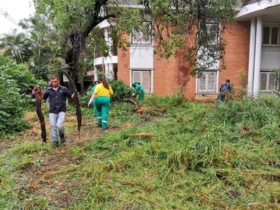 Municipalidad de Asunción interviene a la fuerza vivienda en estado de abandono debido a que la dueña se opuso