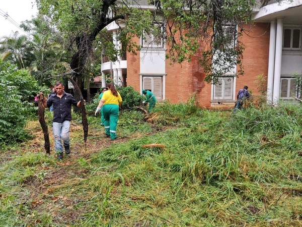 Municipalidad de Asunción interviene a la fuerza vivienda en estado de abandono debido a que la dueña se opuso