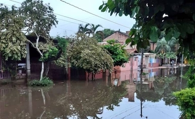 HOY / Calle quedó convertida en una laguna tras la tormenta