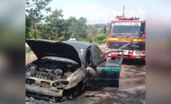Vehículo se incendió mientras transitaba en la supercarretera