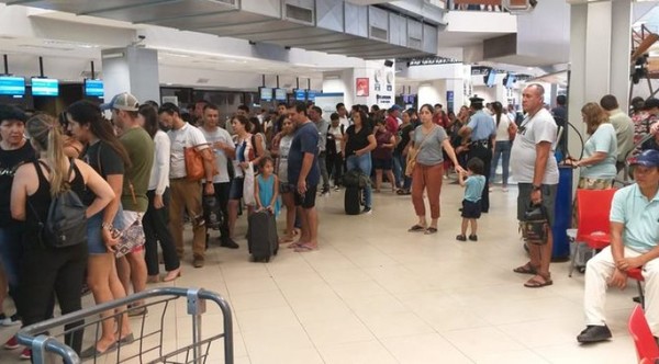 Dinac niega pedido de que pasajeros vayan 4 horas antes de cada vuelo » Ñanduti