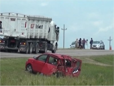 Familia paraguaya se salva de milagro en accidente rutero