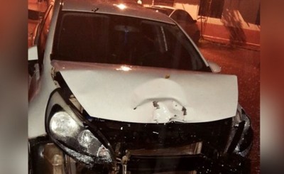 Chocó por dos vehículos y terminó demorado