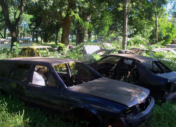 BOMBEROS AMARILLOS SOLICITARON VEHÍCULOS CHATARRA A LA POLICÍA PARA PRÁCTICAS.