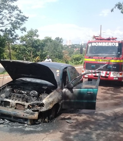 Automóvil se incendia debido a un problema eléctrico en Pdte. Franco