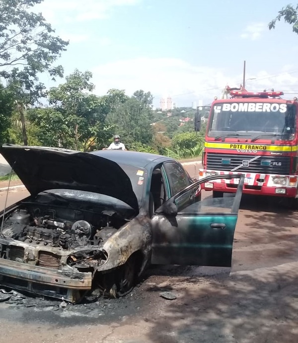 Automóvil se incendia debido a un problema eléctrico en Pdte. Franco