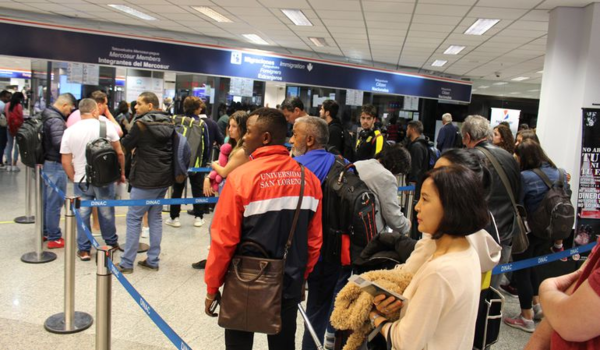 HOY / Al final en la Dinac afirman  que no hace falta llegar 4 horas antes al aeropuerto