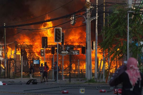 Un muerto y 124 detenidos en jornada de violencia tras protestas en Chile - Mundo - ABC Color