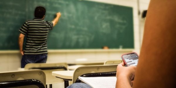 TARJETA ROJA PARA LOS CELULARES EN LOS COLEGIOS